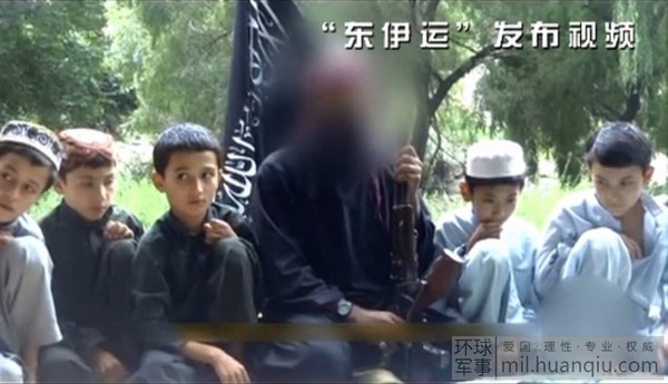 在“东伊运”恐怖组织发布的练习画面中，甚至有未成年的儿童。