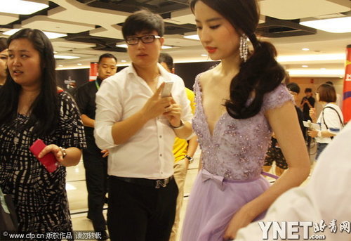 刘亦菲遭近身偷拍胸部 自提裙摆似公主出巡|刘