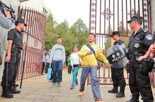 民警在昆一中考点保驾护航 记者 刘筱庆 摄