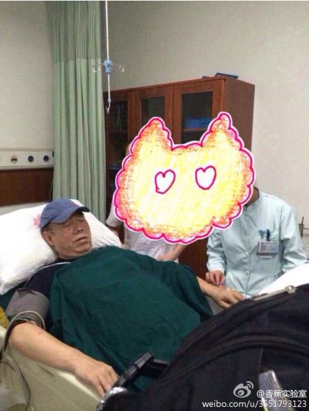 　　网曝陈凯歌因心脏病插氧气管治疗