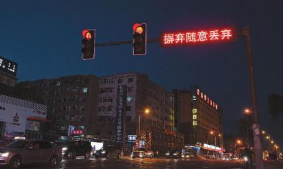 建设街上一些红绿灯旁边新安装了LED显示屏 本报记者 孙立国 摄