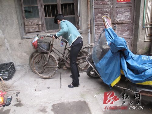 有居民习惯把杂物堆放在水表箱旁边,谭丽萍都会轻轻挪开,抄完水表后再放回原位。