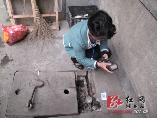 抄地下表要挪开沉重的水泥盖,那把粗粗的钩子是谭丽萍称手的工具。