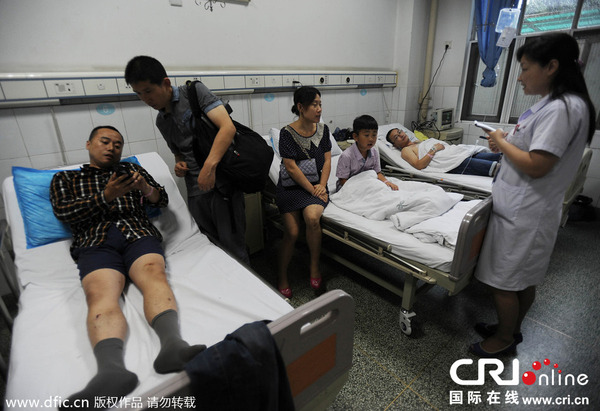 　　2014年6月26日14时许，武汉常青花园学府路附近一搅拌车突然失控，撞上对面公交站正在上下乘客的721路公交车。图片来源：东方IC