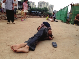 6月26日,鑫远和城,田天亿被工地人员用绳子绑缚数小时。图/记者陈斌