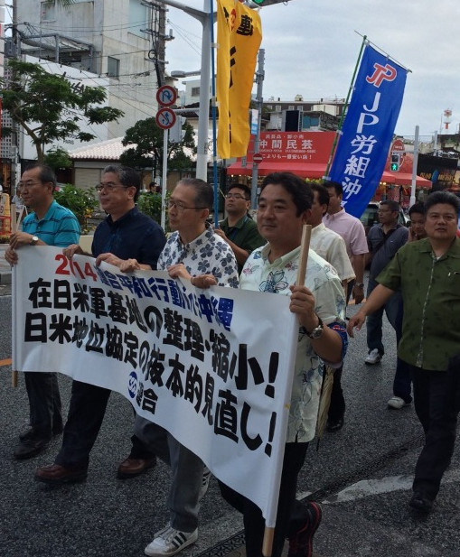 反战市平易近集体抗议安倍行使集体自卫权，要求美军搬离冲绳。
