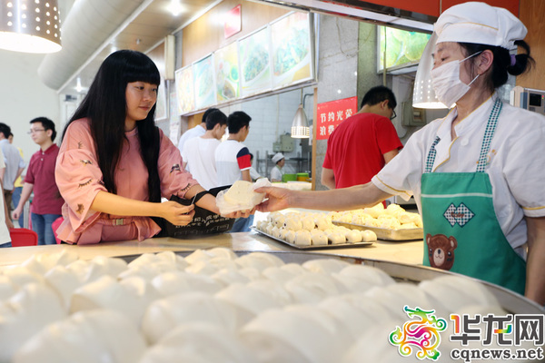 学霸的大学最后一天:吃馒头晒证书走上毕业舞