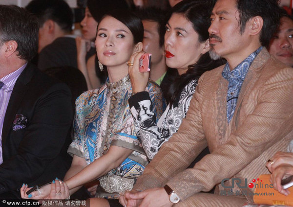 时尚活动 与高管及友人谈笑风生(图)|吴秀波|走秀