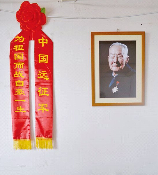 刘华的宿舍里，绶带和个人照片被挂在了最显眼的位置。