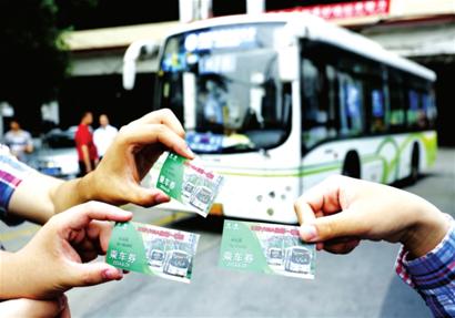 车迷自制了最后纪念电车票，乘上最后一批老式辫子电车。