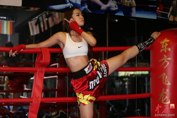 美女:郑州90后高清直播大厅美女美女拳击手以一敌四男v美女抹油图片