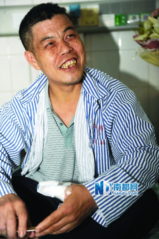 “油条哥”覃超茂 勇斗持刀歹徒的事迹见报后，市镇两级政府多次表达了对这位平民英雄的敬意，并解决了全部医疗费和他小儿子读书的问题，“非常感谢政府，很感动”，覃超茂说。