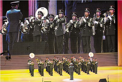 驻港部队军乐队率先演奏两首激昂的乐曲，为汇演拉开序幕。图片来源《文汇报》