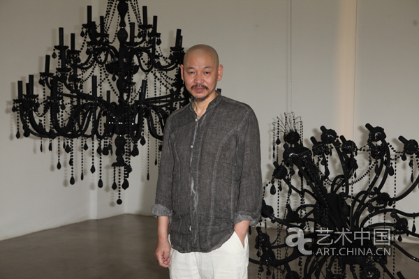 艺术家邵译农在作品前