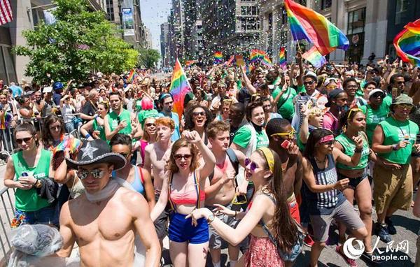 游行队伍成了彩虹旗的海洋。 人民网纽约  李天摄