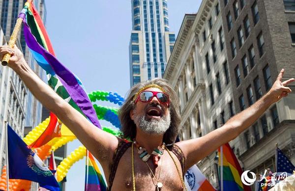 游行参与者手举象征同志骄傲的彩虹旗。 人民网纽约 李天摄