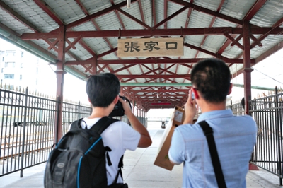 6月28日，张家口站，旅客在站台上拍照留念。今日起，有着105年历史的张家口火车站停用。本版图片（除署名外）/新京报记者侯少卿摄