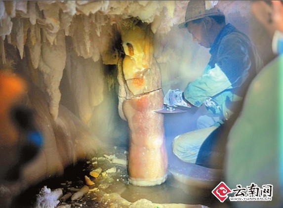 电锯切割钟乳石