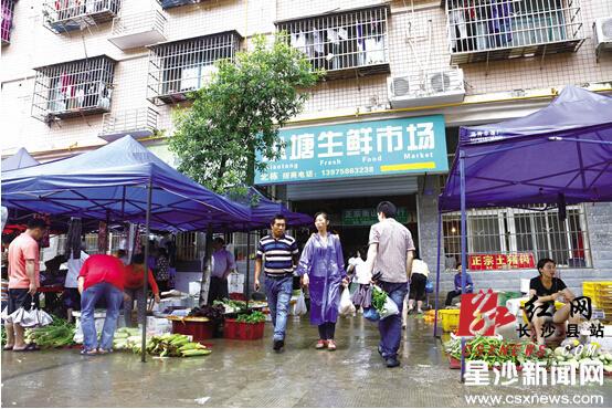 小塘生鲜市场面积小，但每天需供5万人的果蔬鱼肉需求，如果你买菜去晚了，那可能就只剩下烂叶子了。 章帝 摄