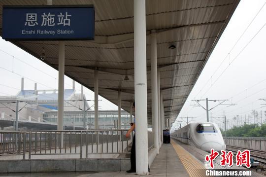 动车的开通,标志着湖北恩施武陵山少数民族地区融入全国高铁网络.