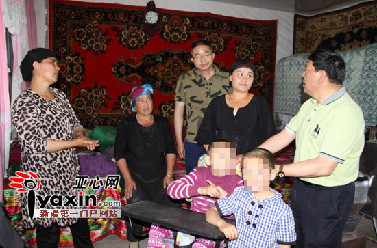 在昌吉州工商局住村工作组的帮助下，坎尔孜乡东三村村民阿曼古丽终于摆脱了5年怀抱脑瘫孩子的艰辛与无奈。如今，孩子可以坐着轮椅由老人看管。阿曼古丽也被解放出来，出门干活了。