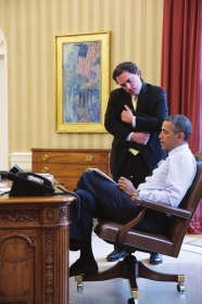 奥巴马在白宫与基南商讨演讲稿。