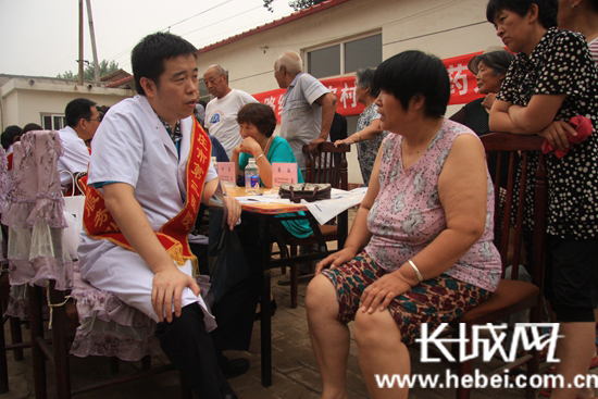 石家庄市三院党员志愿者深入农村开展义诊活动