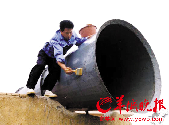 王翠强在保养雾号喇叭