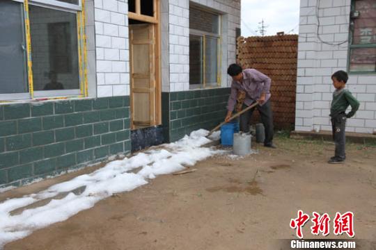 甘肃环县遭两次冰雹袭击 最大的冰雹如核桃(图