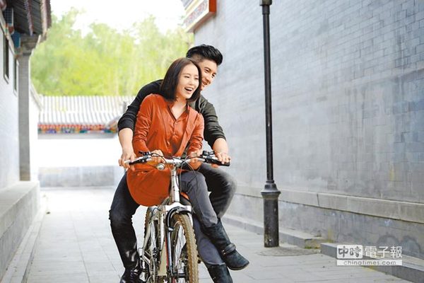 吴奇隆（后）和刘诗诗在《步步惊情》的情愫是一点一滴累积而成，感情发展不突兀。图片来源：台湾《中时电子报》