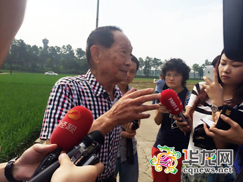 “杂交水稻之父”袁隆平接受湖南粮油健康生态行采访团记者采访。记者 郑懿 摄