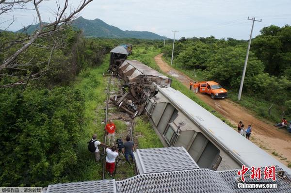 墨西哥货运列车出轨 1人受伤1人被压车下|墨西