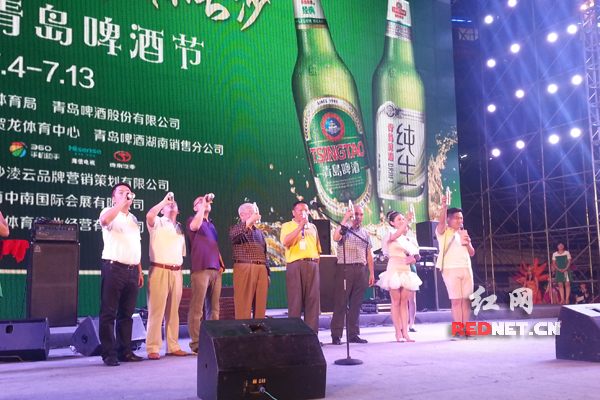 (首届长沙青岛啤酒节在贺龙体育中心开幕,将持续到7月13日。)