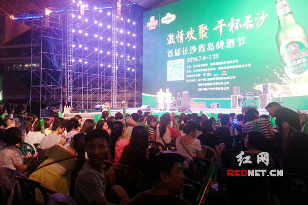 (首届长沙青岛啤酒节现场人气火爆。)