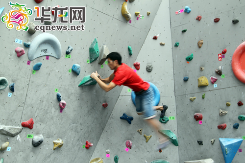 选手运用“岩壁动态”技术动作完成男子进阶组一号线 见习记者 李霁月 摄