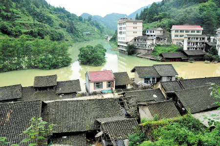 新晃县山洪泥石流形成堰塞湖,图为被堰塞湖淹没的米贝乡老街.