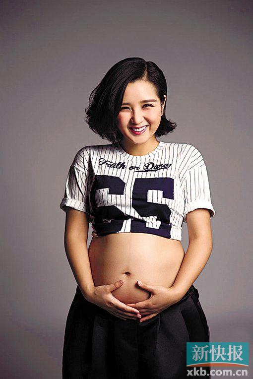 何洁老公亲吻儿子:爱你!