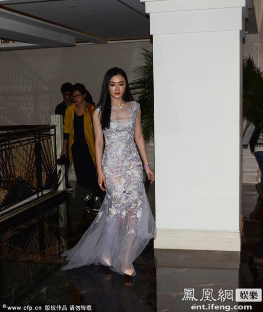 秦岚透视裙亮相活动 大秀性感事业线[高清大图