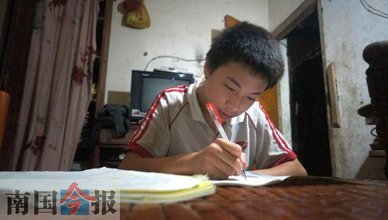 弃婴被收养16年成 黑户 男生想落户参加中考(图