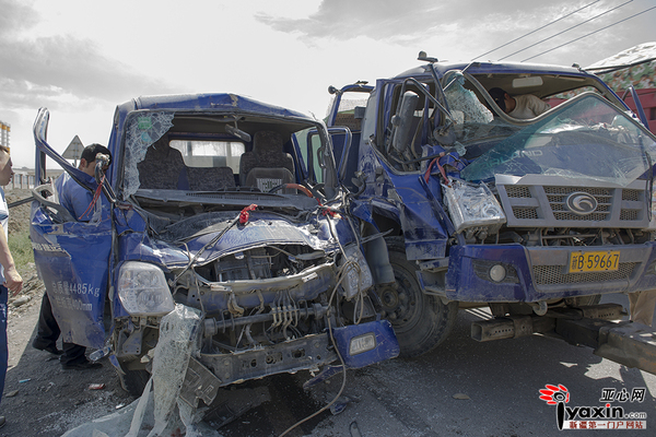 现场的救援人员正在清理车祸现场。亚心网记者 陈峰 摄