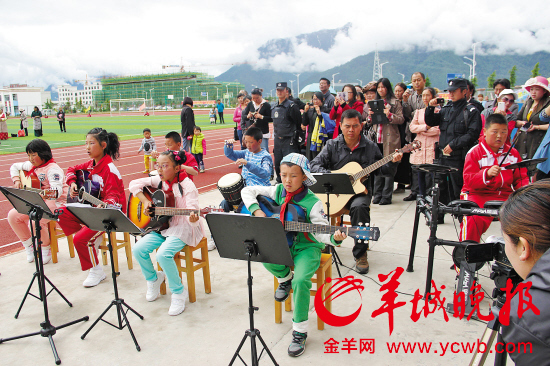 钟海武在西藏组建起来的学生乐队 受访者供图