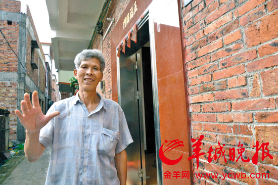 胡金贤在家门口讲述“姐弟”情缘 羊城晚报记者 朱文海 摄