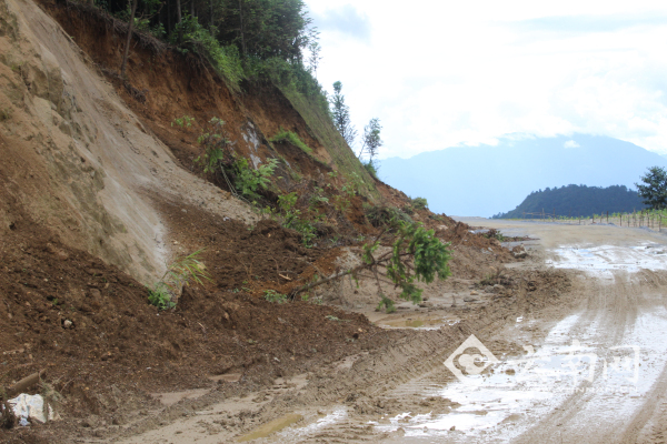 连受降雨影响造成路面塌方 金平县宣传部供图