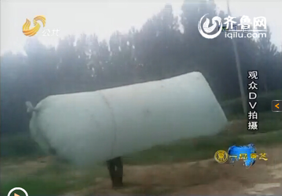 村民表示由于灌装天然气不要钱，也就顾不上危险了，图为一村民背着装了天然气的大塑料袋回家（视频截图）