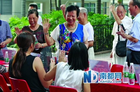 昨日上午，在香蜜湖街道东海社区城市广场，南都记者与社区居民面对面。南都记者 徐文阁 摄