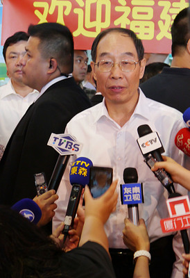 大陆福建省委书记尤权（前右）图片来源：台湾“中央社”