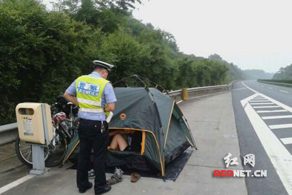 (路边的港湾处赫然有一顶黑色小帐篷)