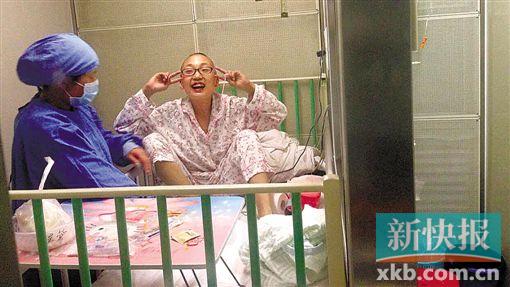 ■刚做完移植手术时,快乐的程营还在做鬼脸逗妈妈开心。但现在,她已无法进食,不能起身。