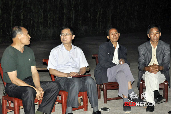 (邱初开在岩板田村与老党员、老干部和村民代表，就岩板田村今后的发展、杜心五武术文化园的规划建设等问题进行交流。)