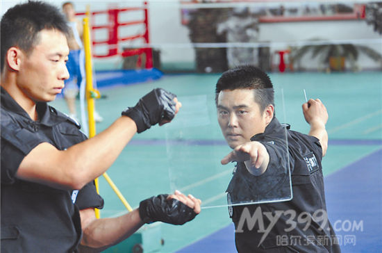 哈尔滨功夫警察身怀绝技 飞针碎玻璃掌劈4块砖(图)|命中|特警_凤凰资讯